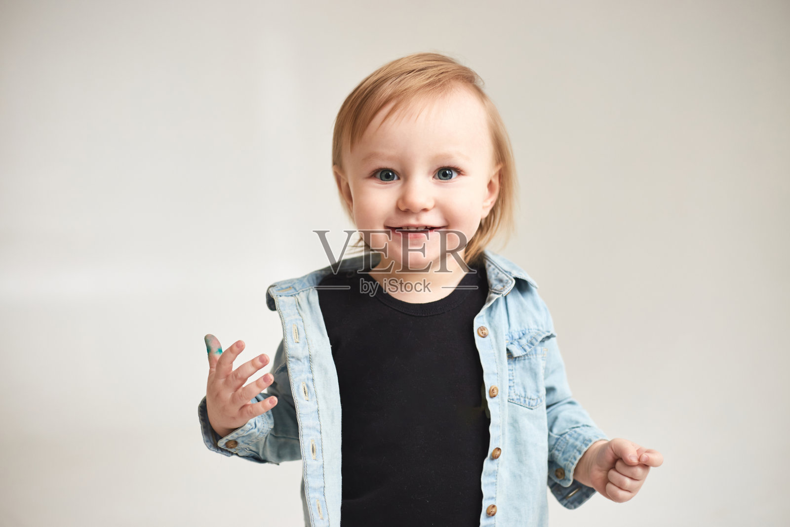 微笑的男孩看着镜头照片摄影图片