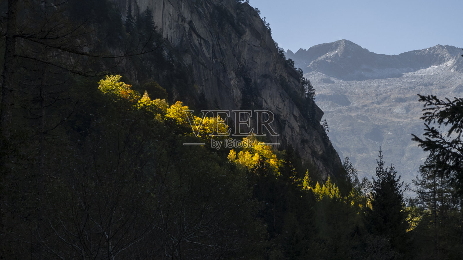 意大利阿尔卑斯山脉北部伦巴第的梅洛和马西诺山谷一个秋日的早晨照片摄影图片