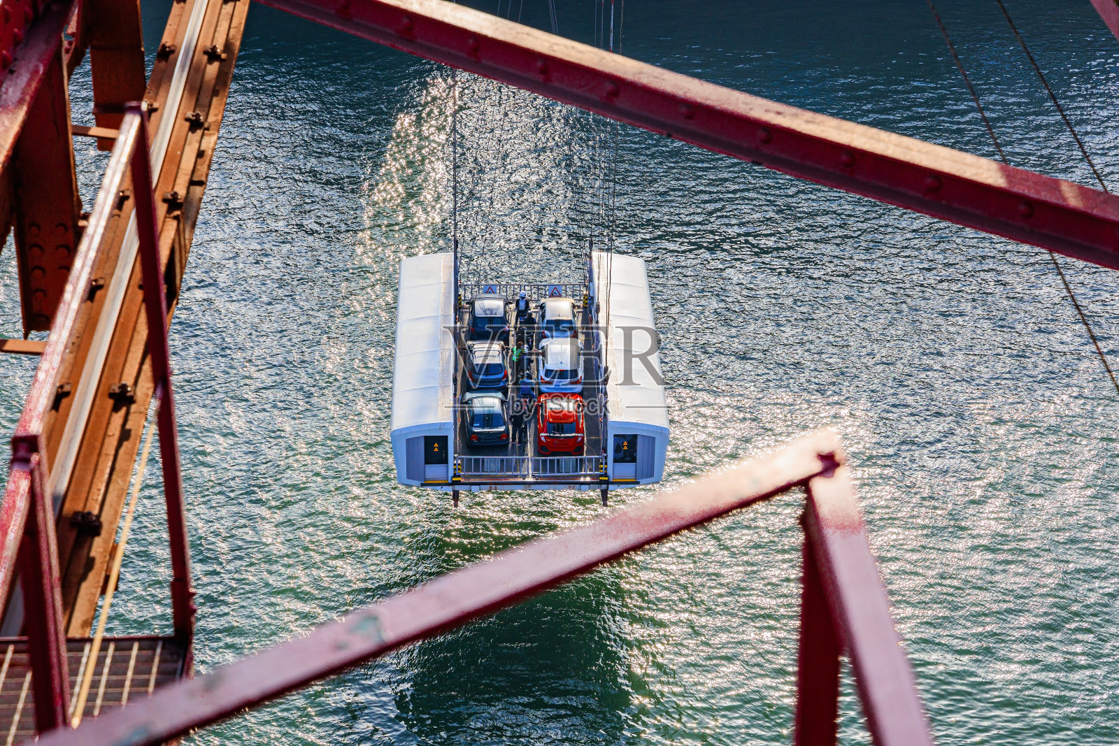 吊桥上的贡多拉照片摄影图片