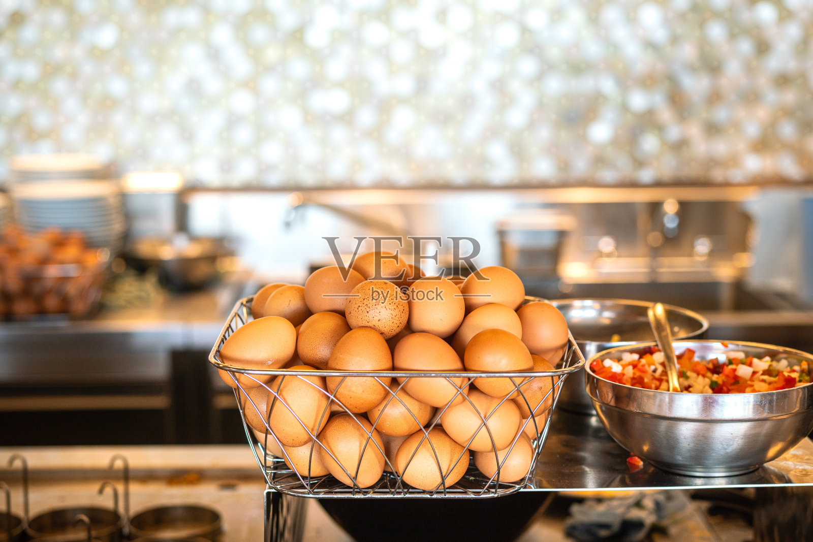 一篮子鸡蛋。照片摄影图片