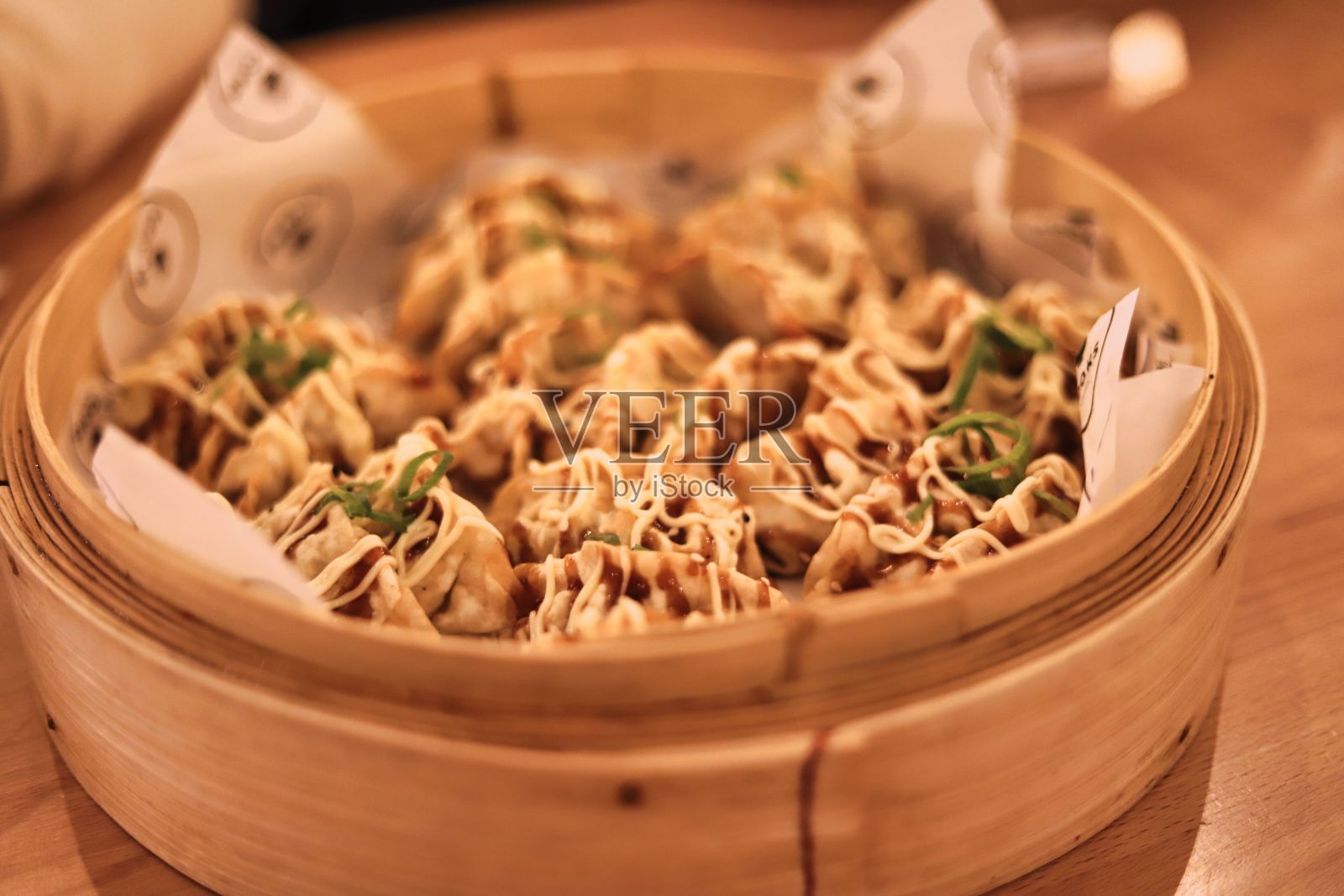 用竹蒸笼盛的鸡肉煎饺照片摄影图片