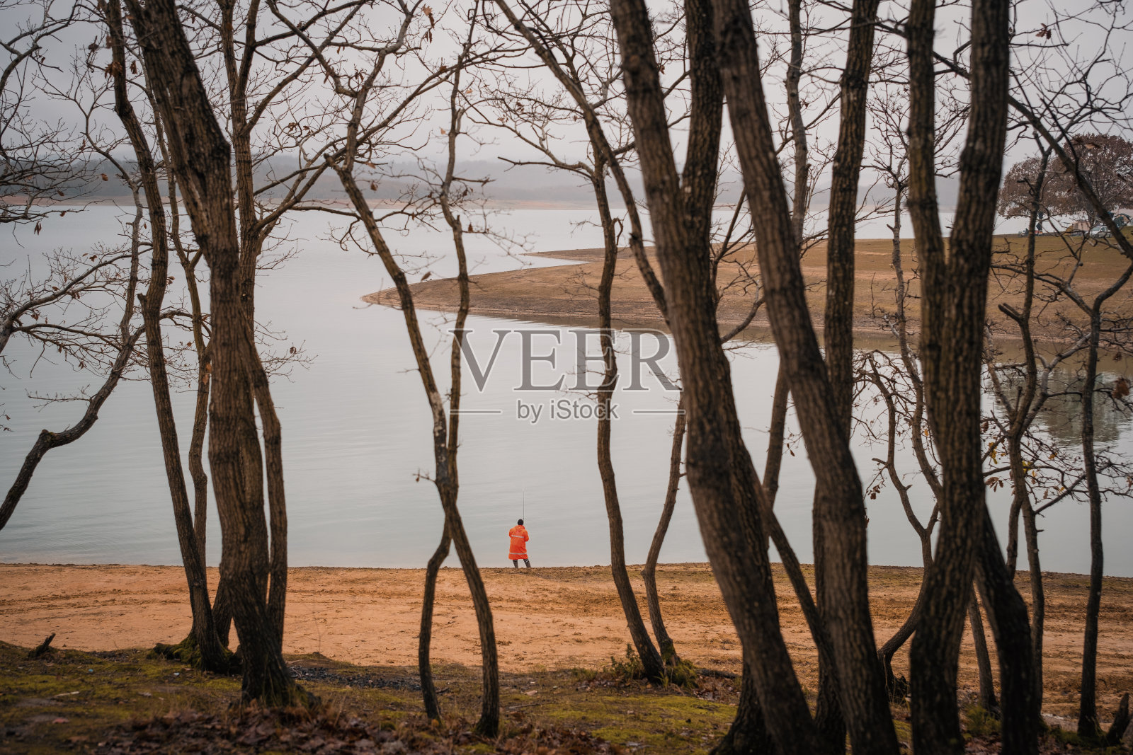 湖边钓鱼的人照片摄影图片