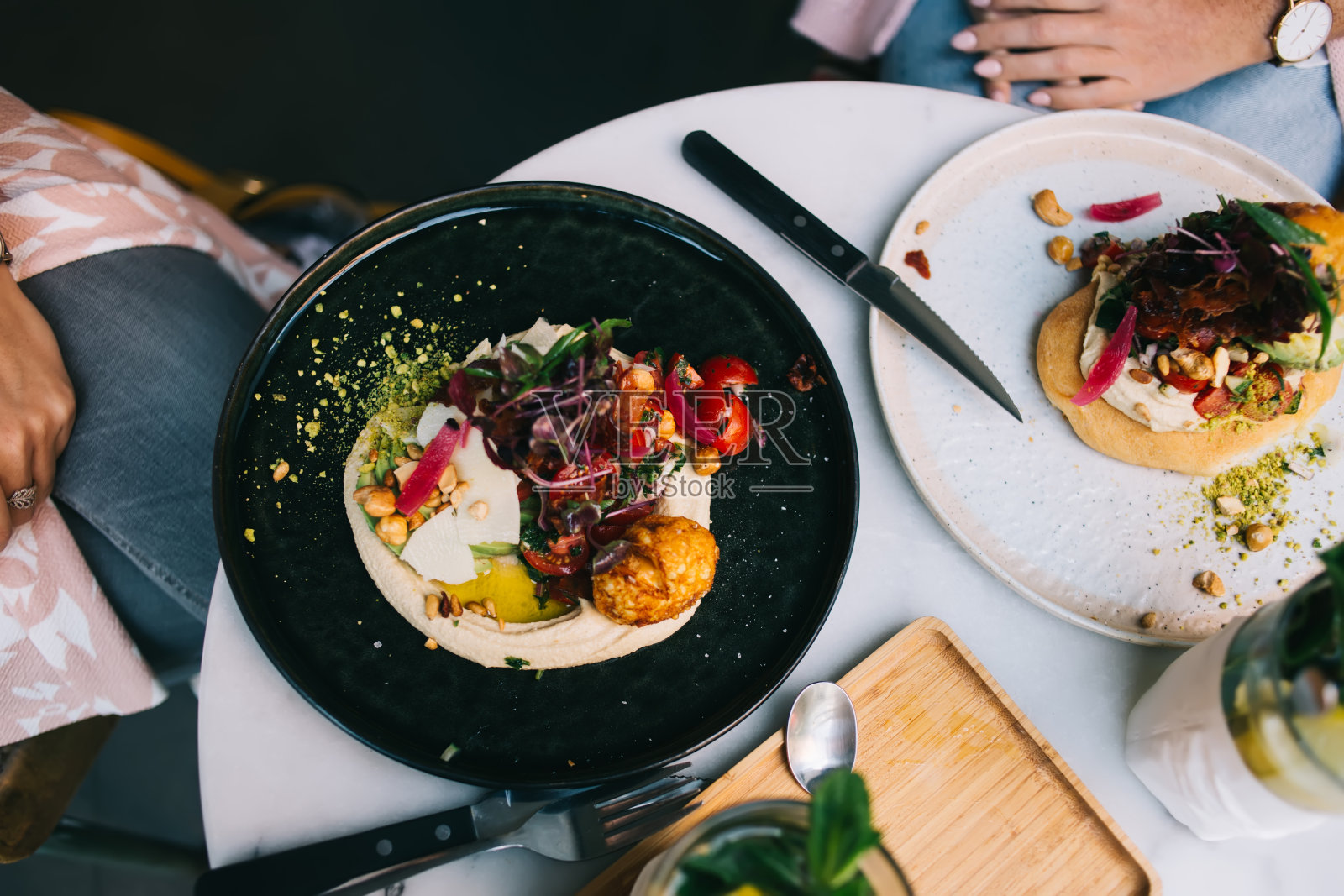 餐厅的餐桌俯视图,健康的晚餐和开胃菜都有美味的食物,上图是美味的有机蔬菜,午餐的外观设计很漂亮照片摄影图片