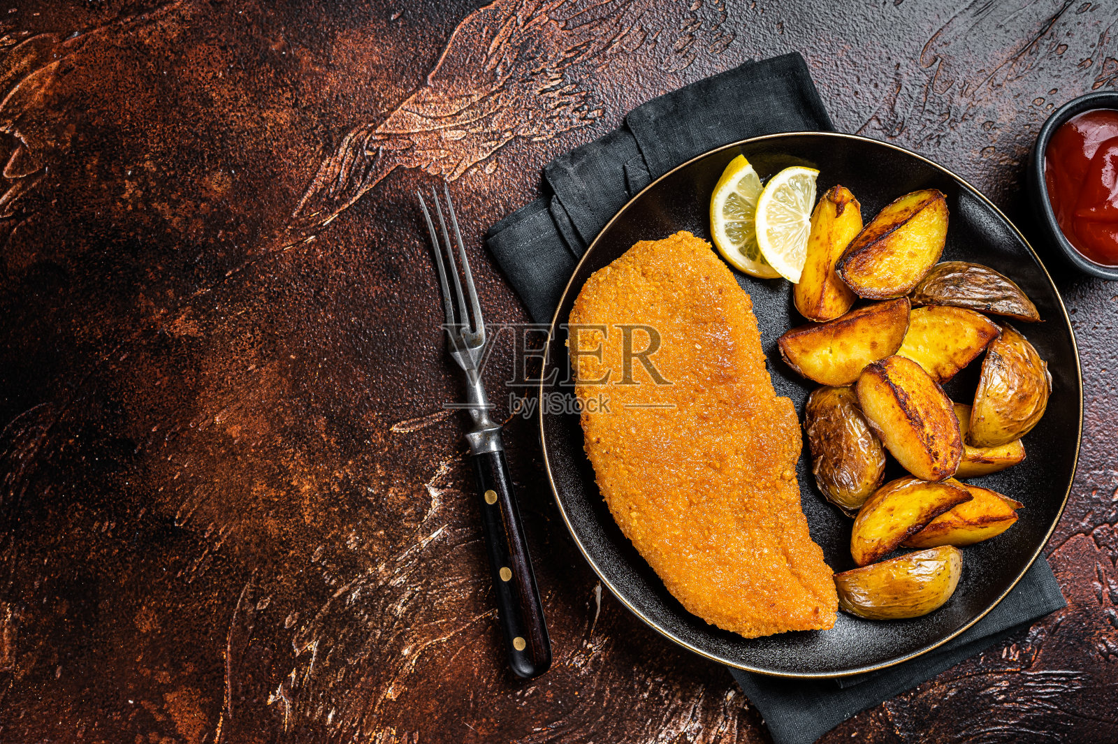 烤猪排配炸土豆,熟肉排。黑暗的背景。前视图。本空间照片摄影图片