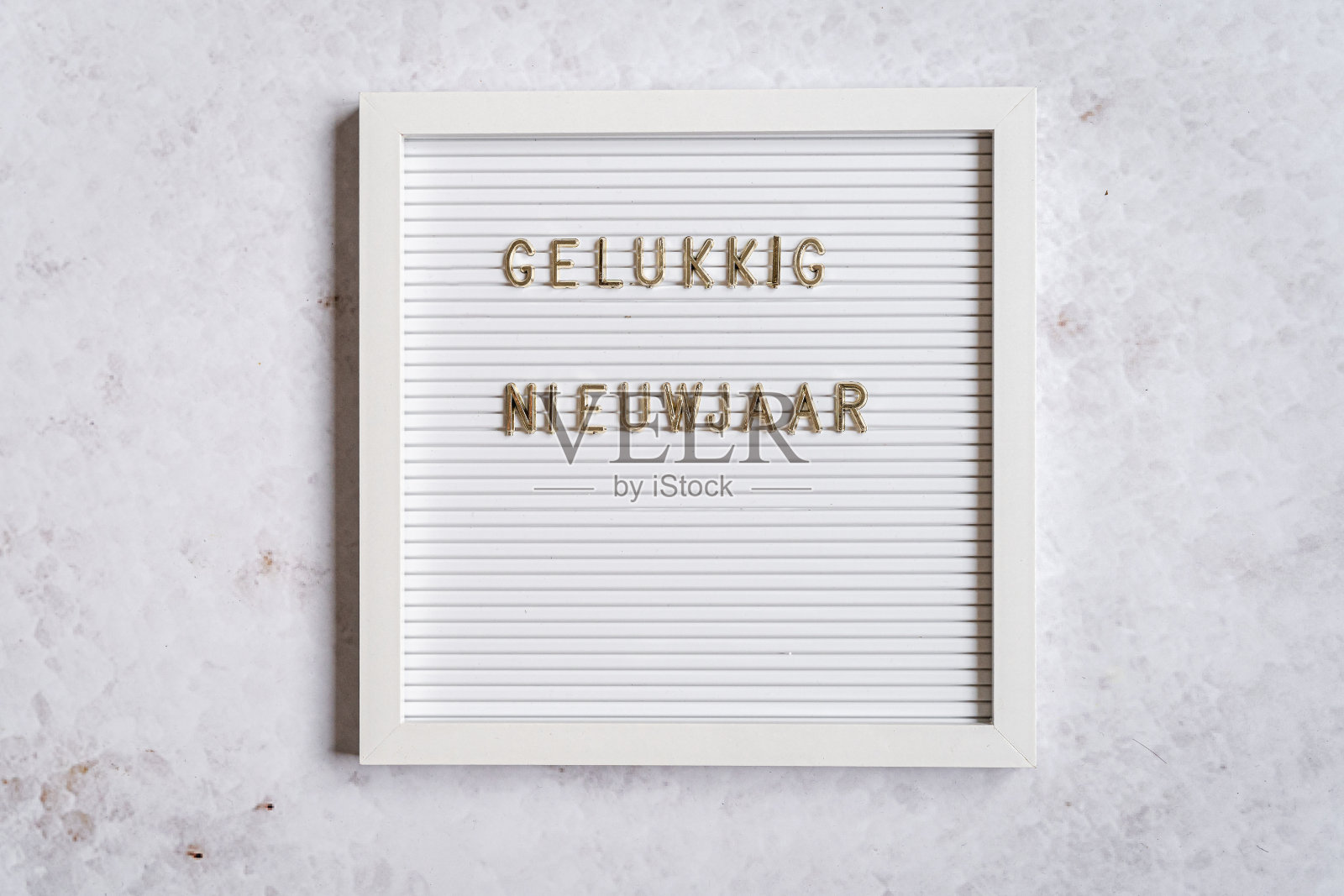 写着Gelukkig Nieuwjaar(荷兰语,新年快乐)的白色字母板照片摄影图片