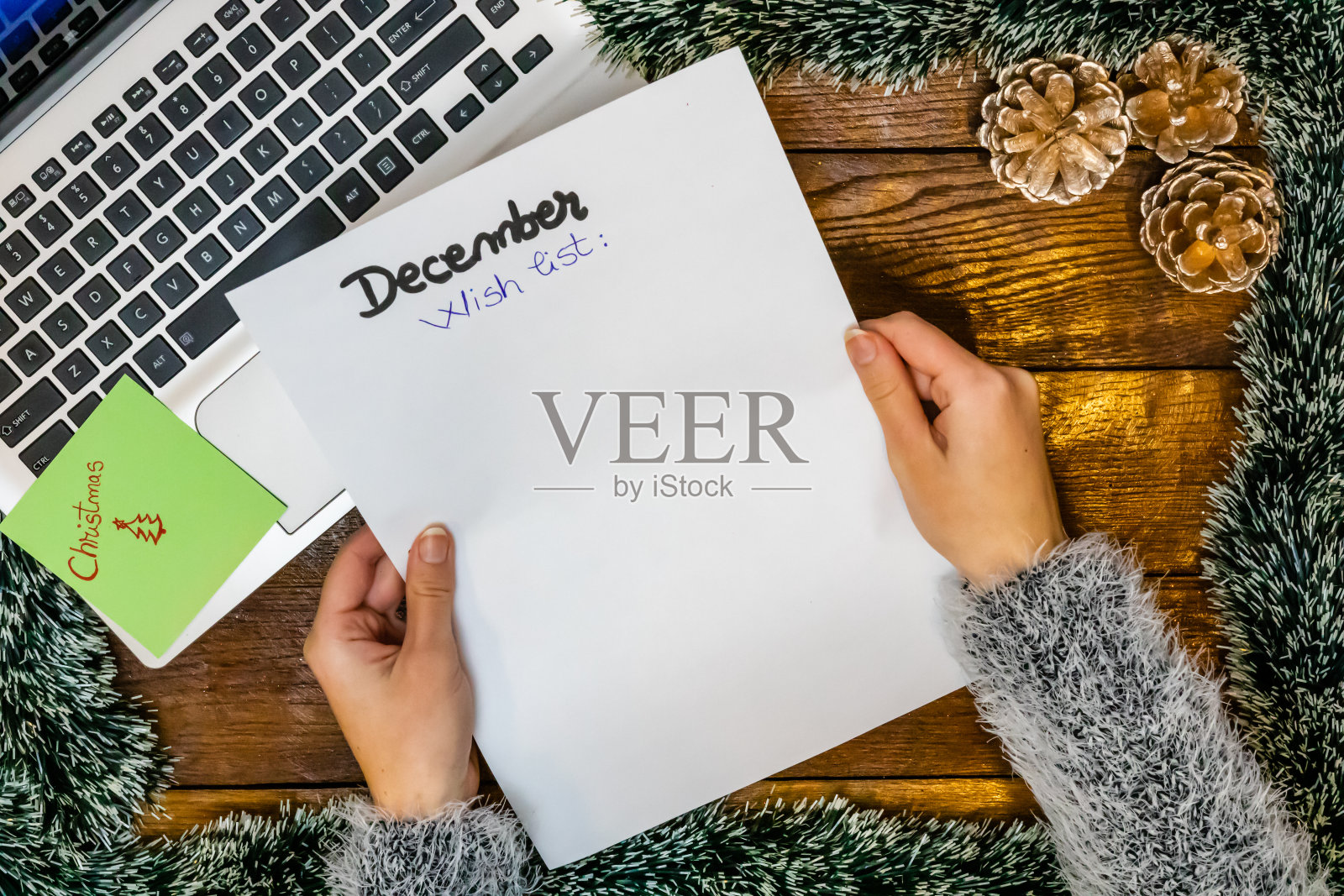 12月的牵手愿望清单。木板上的圣诞装饰品。圣诞节的概念。照片摄影图片
