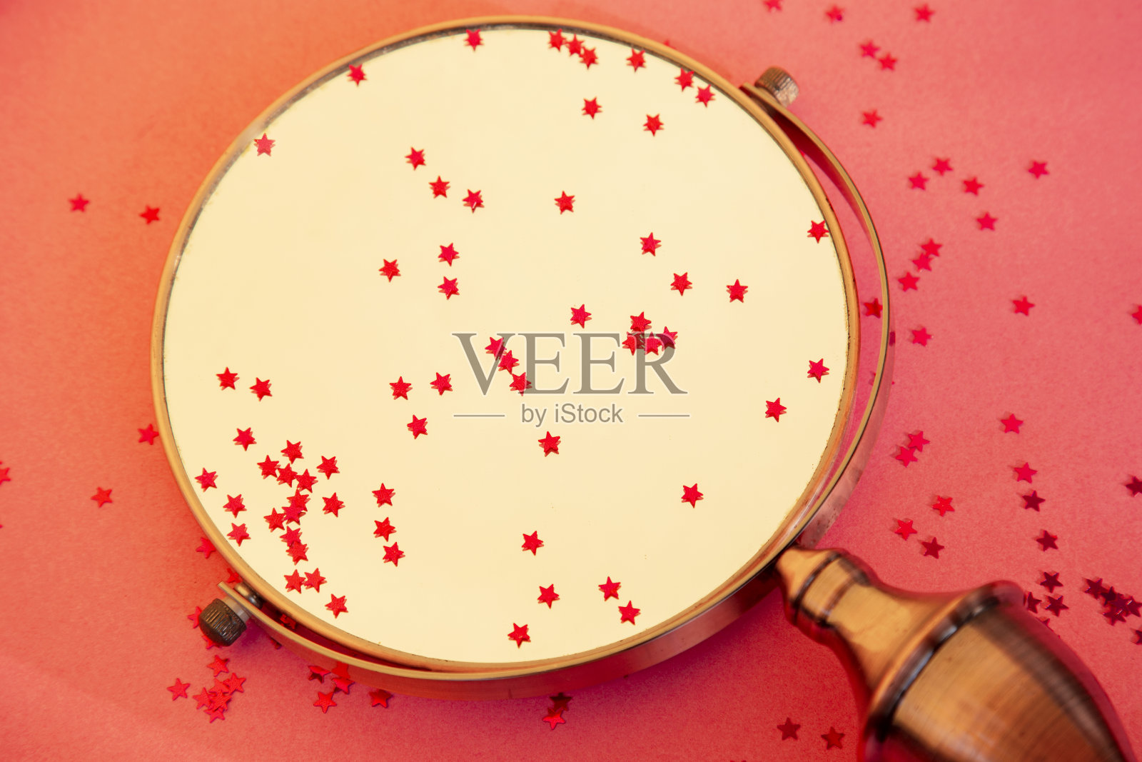 镜子在粉红色的背景与闪烁的星星照片摄影图片