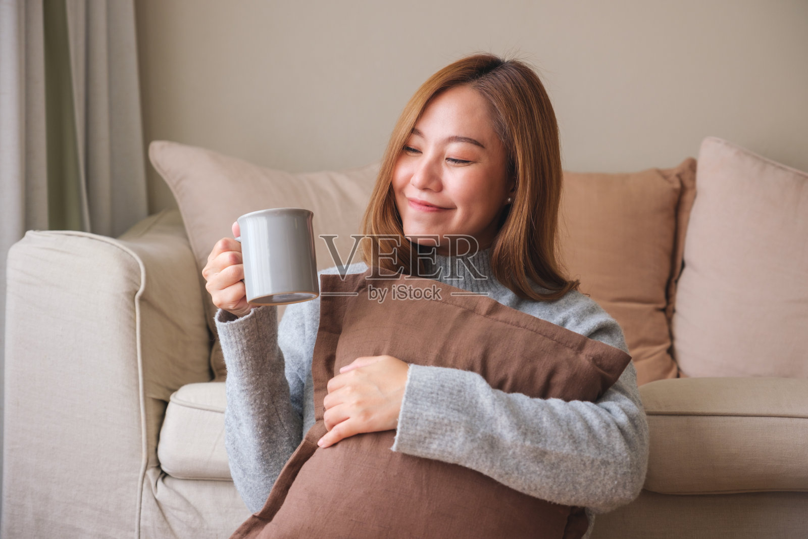 一个美丽的年轻亚洲女子喝热咖啡和放松在家的肖像图像照片摄影图片