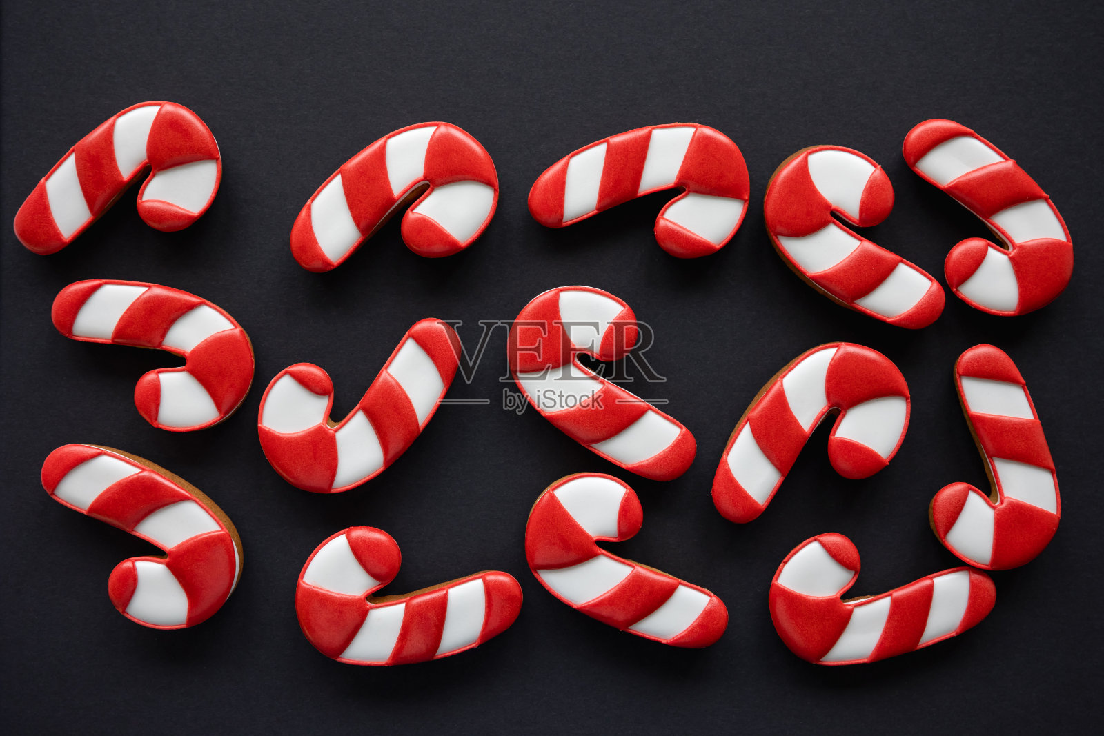 很多甘蔗糖形状的姜饼曲奇,平放的。照片摄影图片