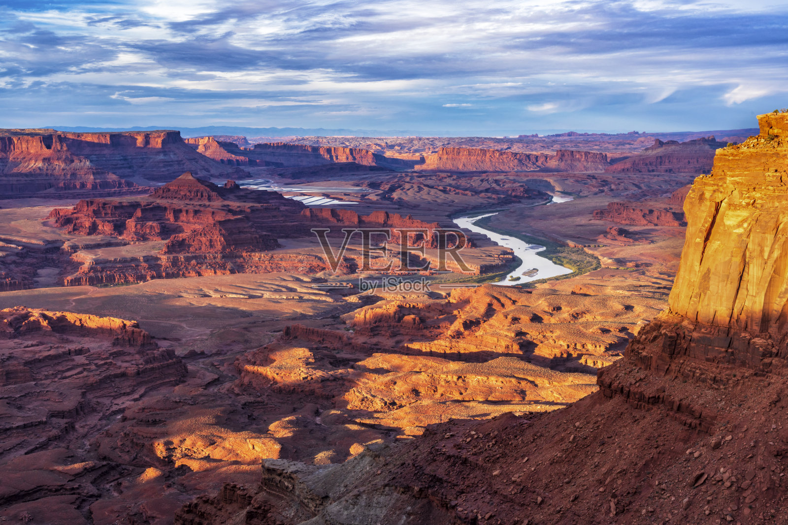 从峡谷地俯瞰蜿蜒的科罗拉多河照片摄影图片