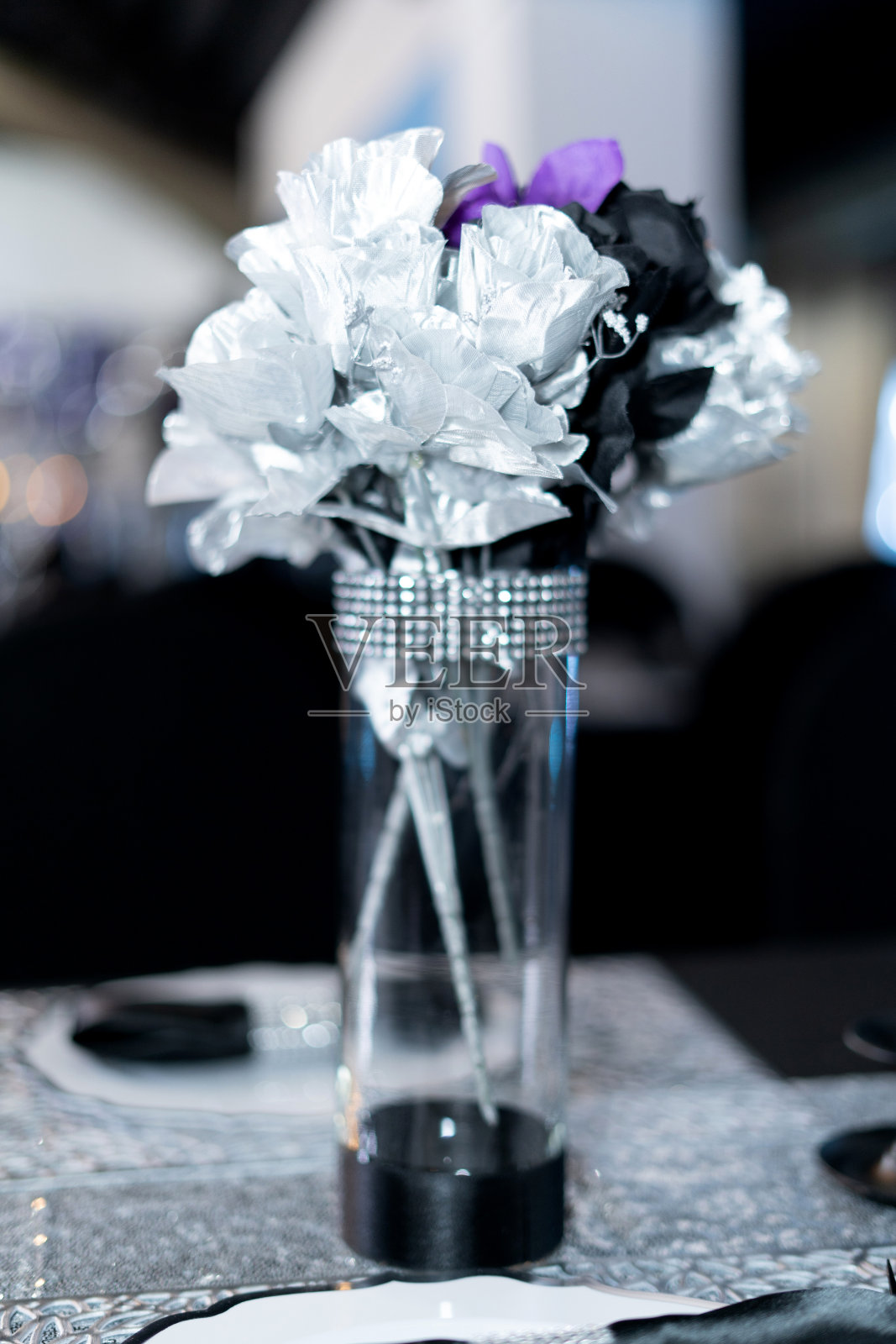 垂直特写镜头的一个小花束在一个玻璃花瓶照片摄影图片