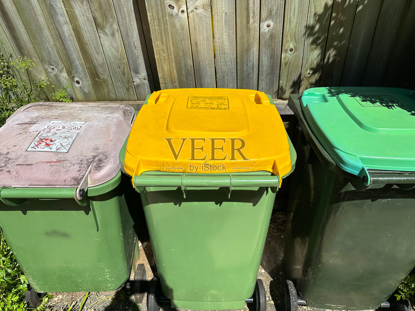 黄色垃圾桶回收照片摄影图片