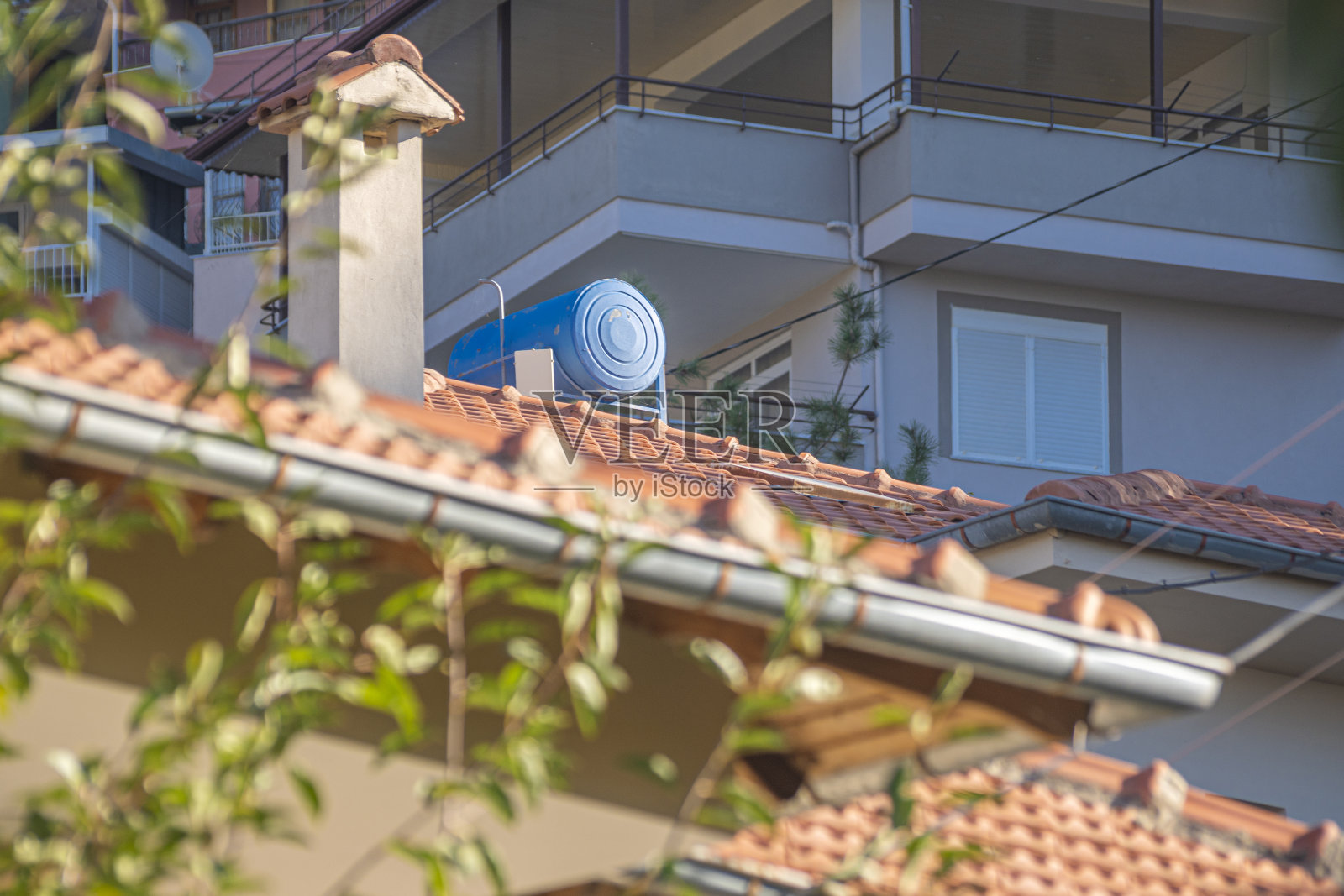 建筑屋顶的蓝色金属水箱照片摄影图片