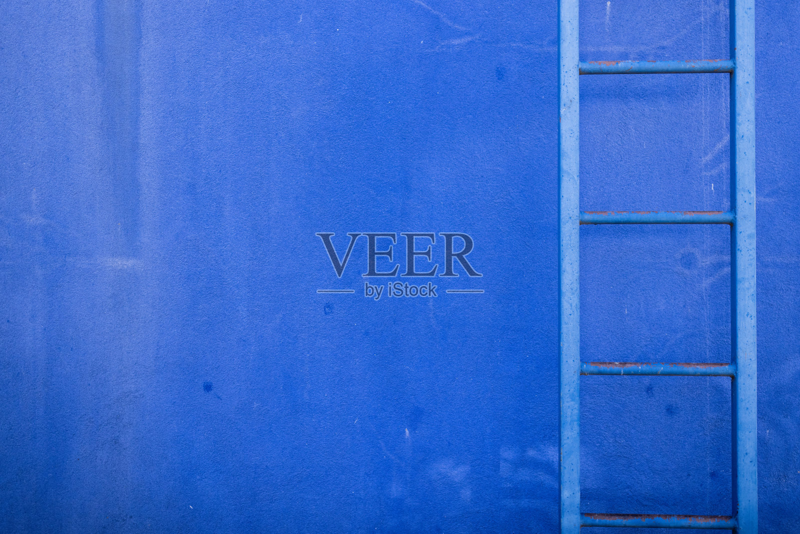 蓝墙上的蓝梯子照片摄影图片