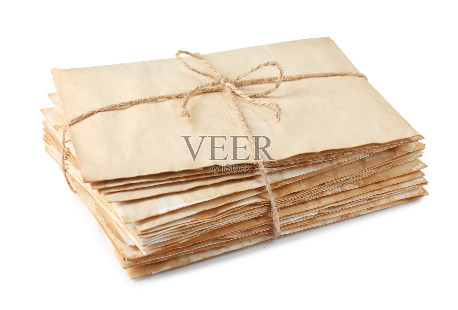 白色背景上用麻绳包裹的一堆旧信件照片摄影图片