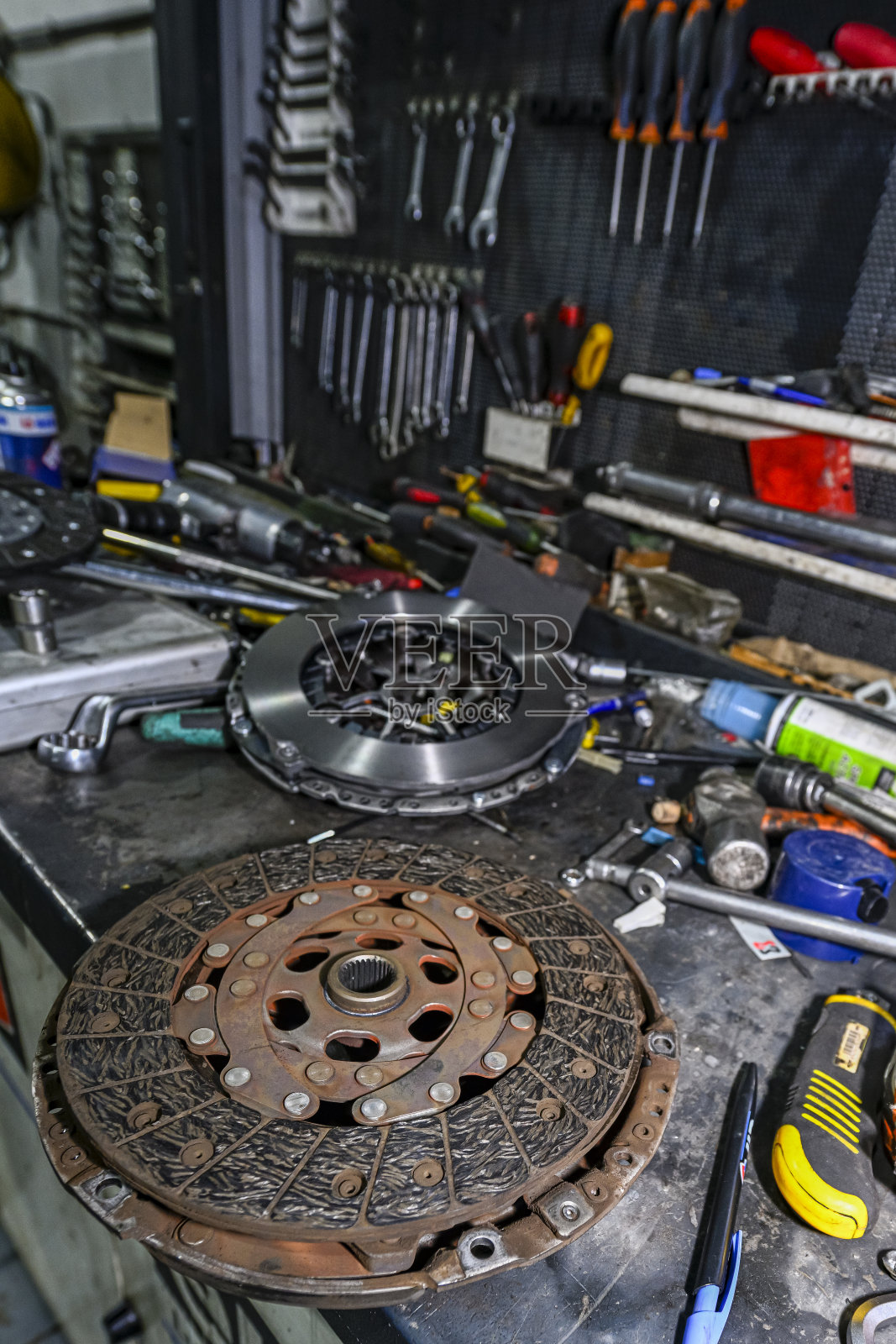 在服务站更换汽车变速箱的离合器片。照片摄影图片