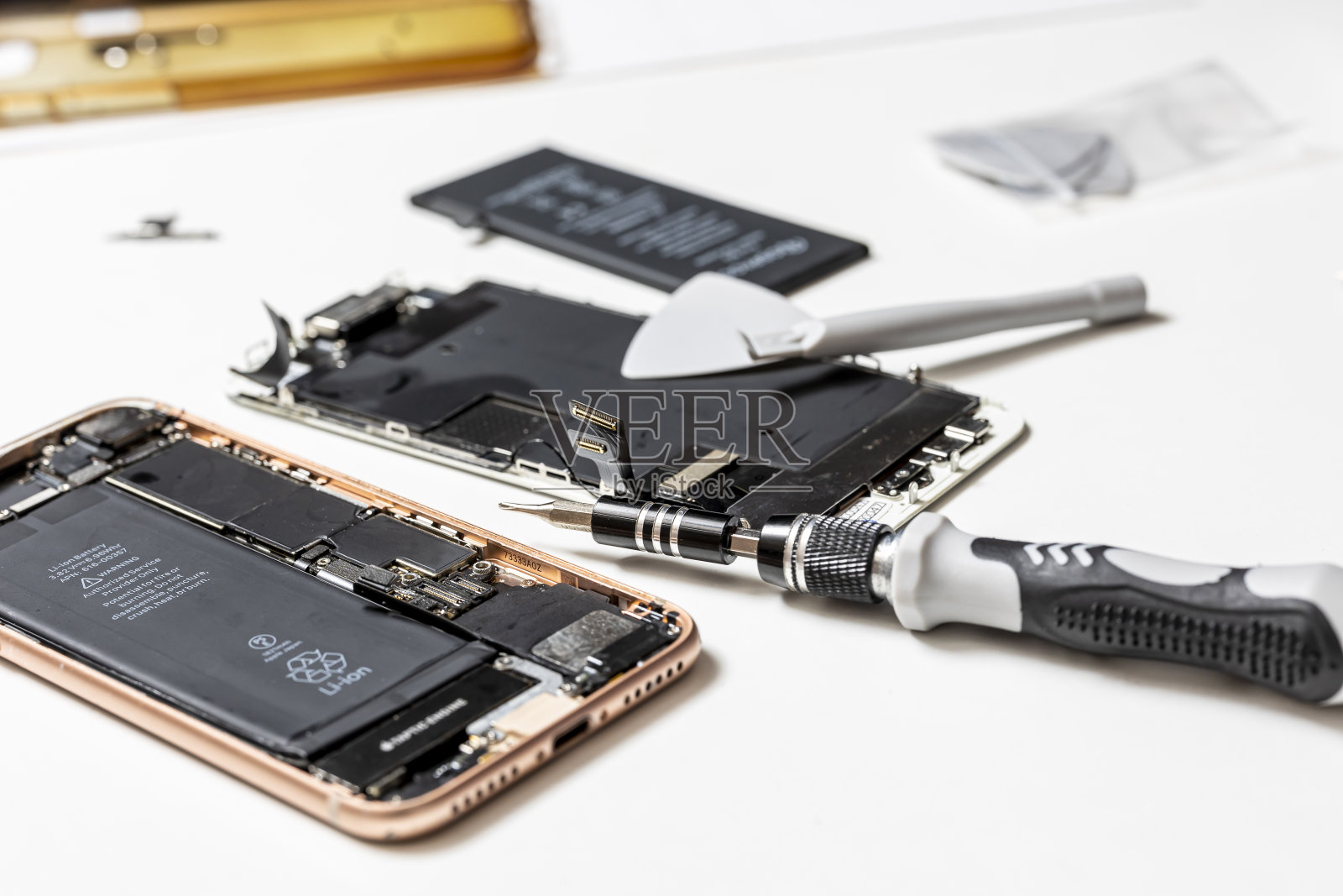 智能手机电池更换维修和液晶面板更换照片摄影图片