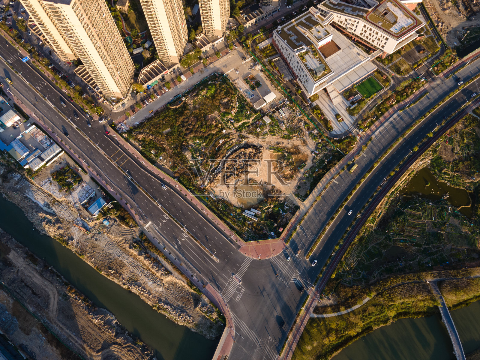 住宅和公园旁的道路照片摄影图片