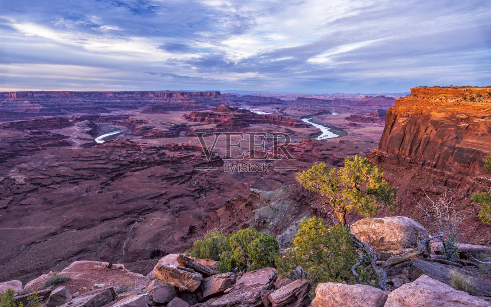 从峡谷地俯瞰科罗拉多河湾照片摄影图片