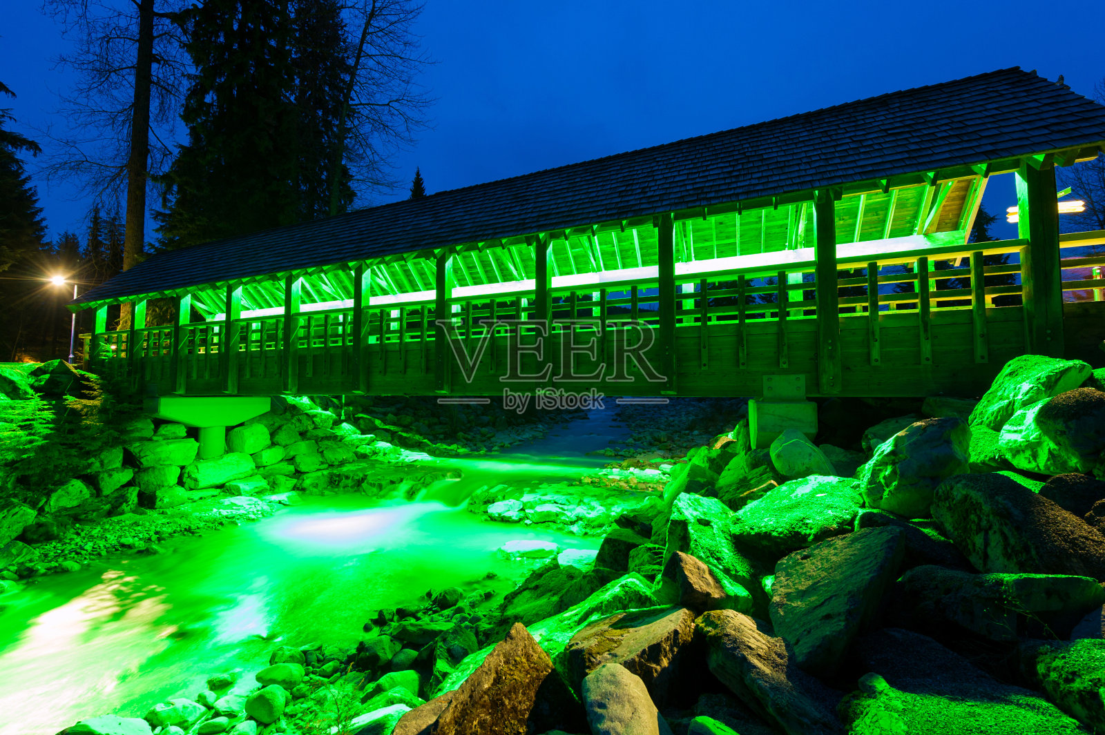 菲茨西蒙斯河上的公共有盖大桥照片摄影图片