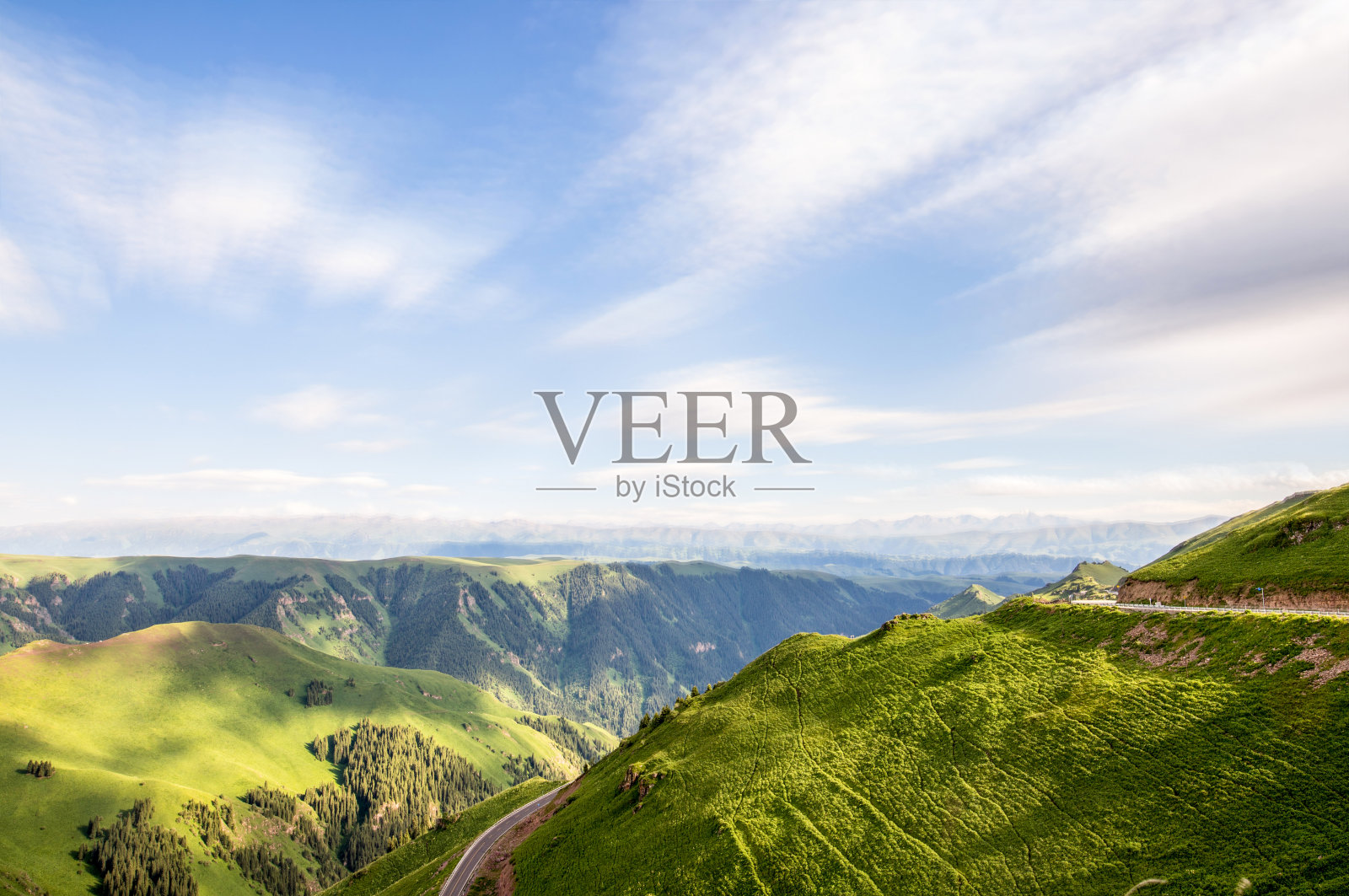 中国新疆美丽的山地景观令人着迷照片摄影图片