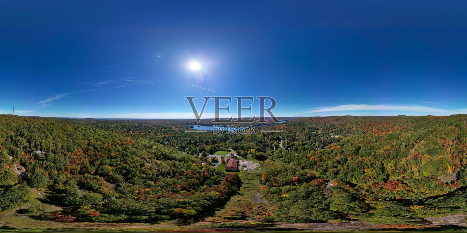 全景度假村周围风景如画的自然与茂密的森林在灿烂的阳光下照片摄影图片