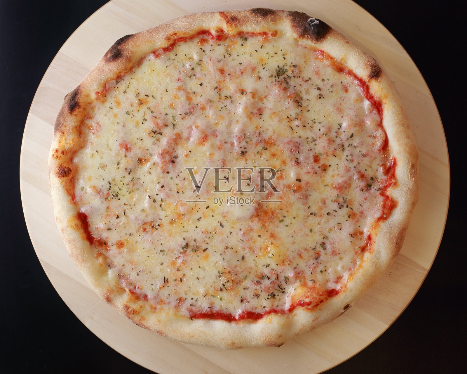 俯视图玛格丽特披萨与番茄酱和奶酪浇头照片摄影图片