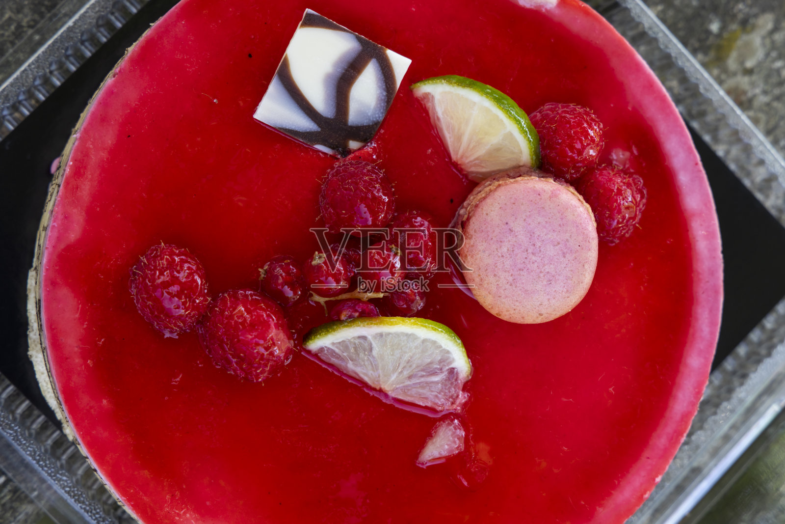 果冻水果蛋糕配蛋白杏仁饼照片摄影图片