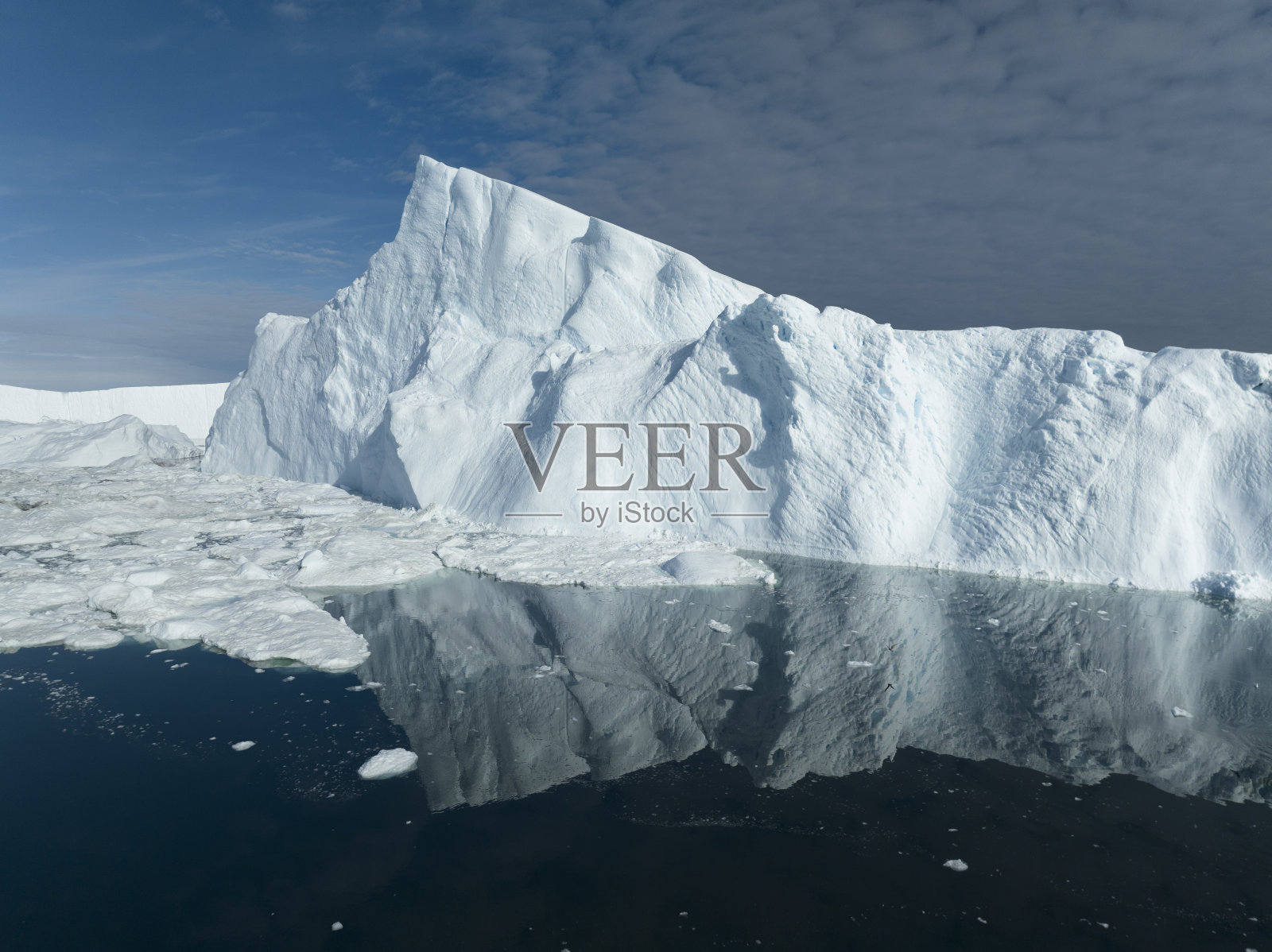 从空中俯瞰,海面上漂浮着巨大的冰山照片摄影图片