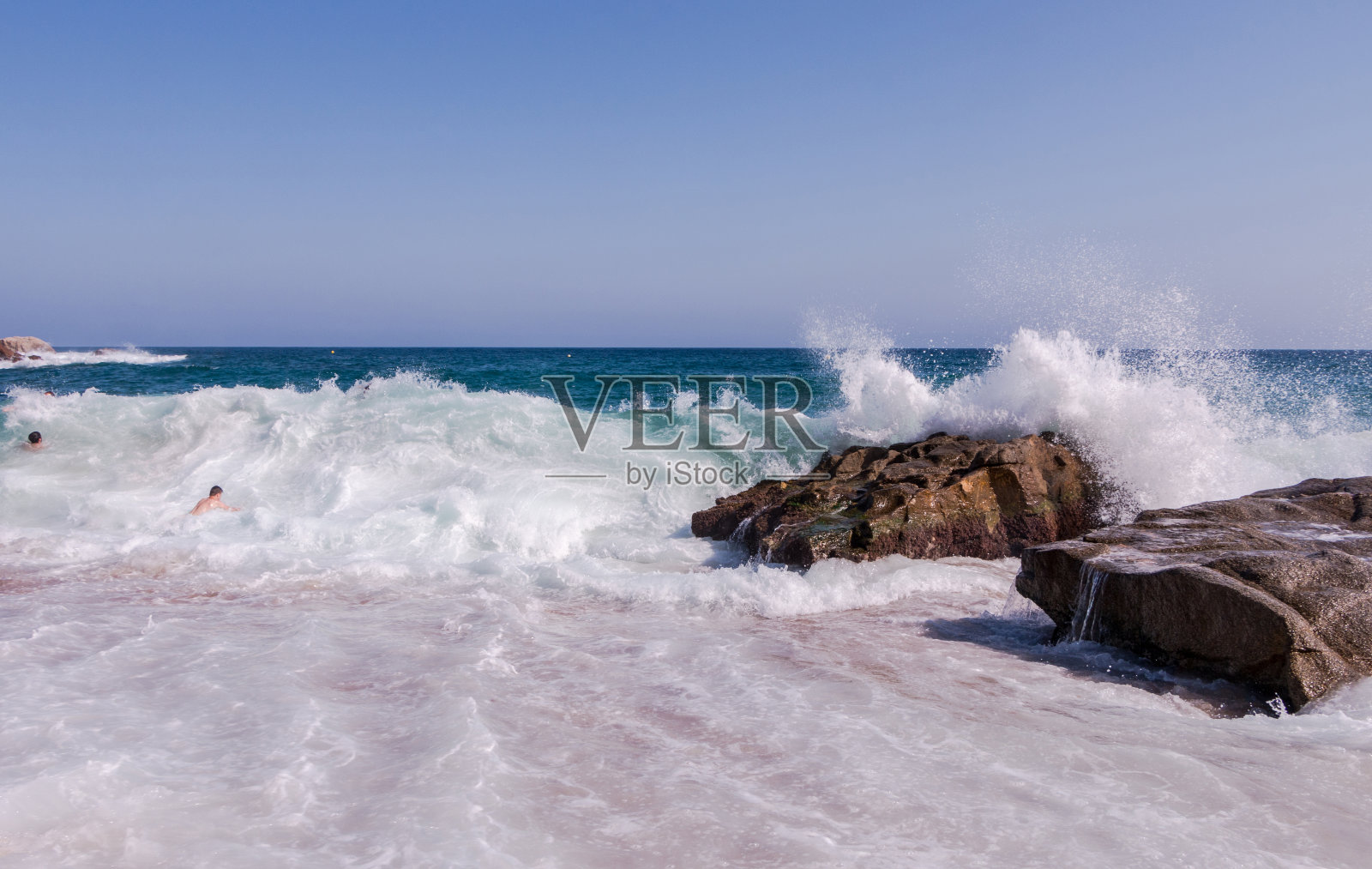巨大的海浪撞击着加泰罗尼亚的Lloret de mar Fenals海滩的岩石照片摄影图片