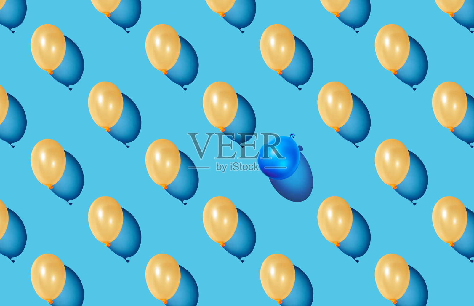 蓝色粉彩背景上的黄色气球图案照片摄影图片