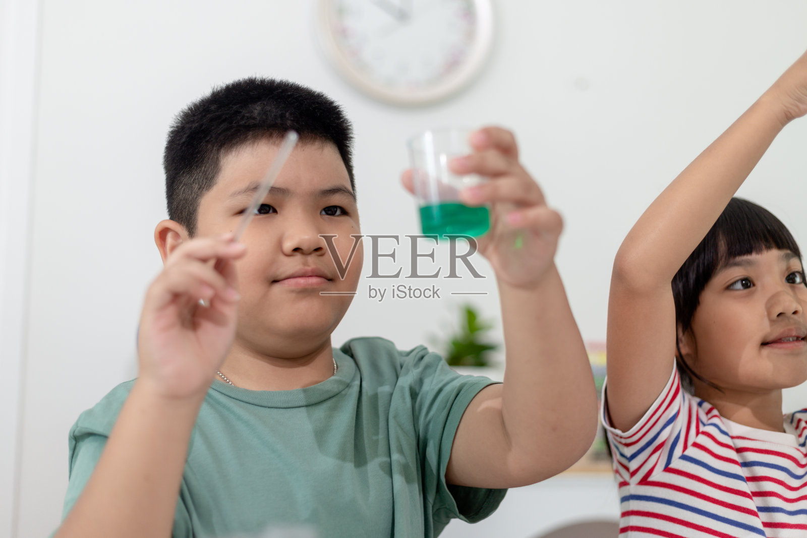 亚洲儿童热情地观看化学实验。照片摄影图片