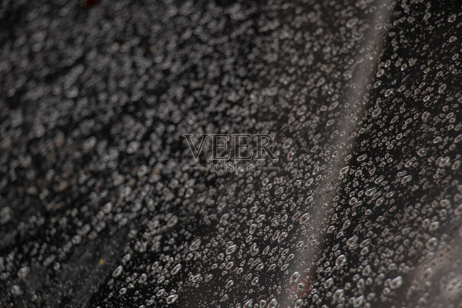 雨后玻璃窗上的水滴作为背景照片摄影图片