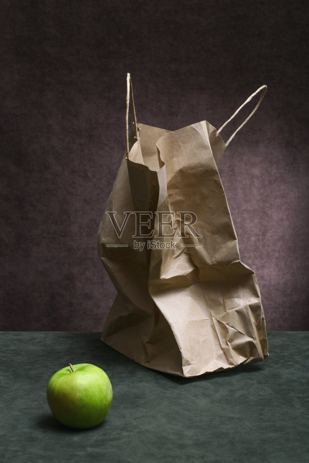 一个绿苹果和一个纸袋的静物照片摄影图片