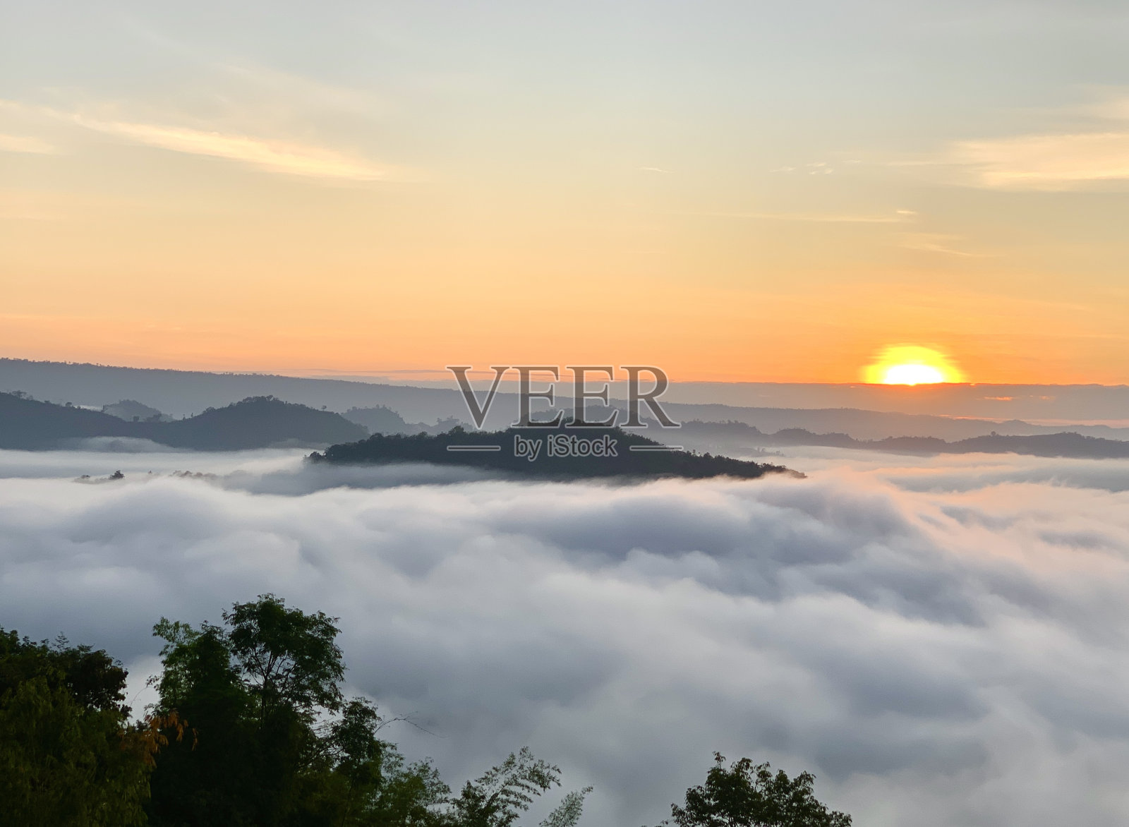 湄公河上美丽的日出和薄雾,泰国农开省照片摄影图片