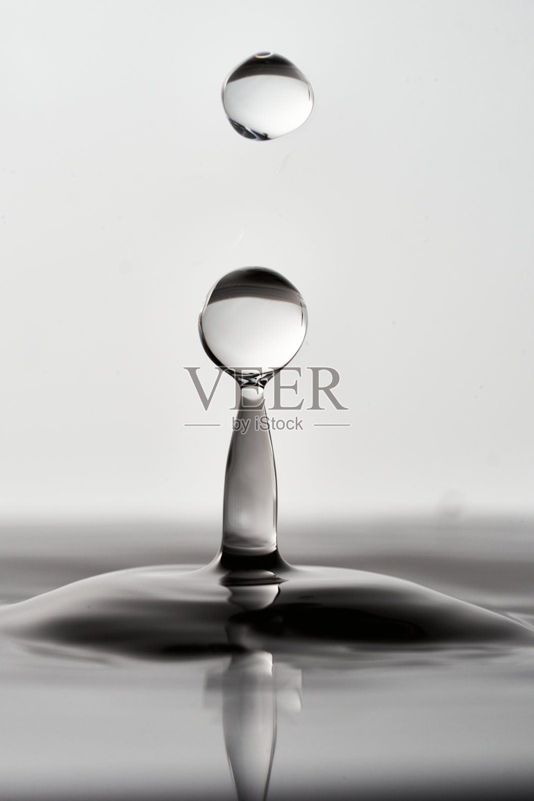 灰色背景上的水花特写照片摄影图片