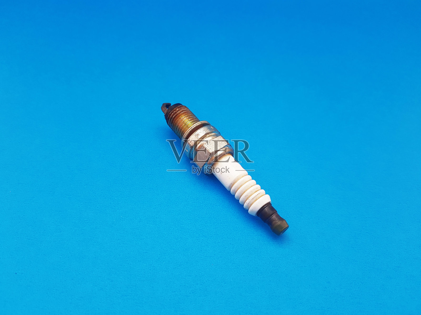 一个旧的损坏的火花塞,因为过热而不再使用照片摄影图片
