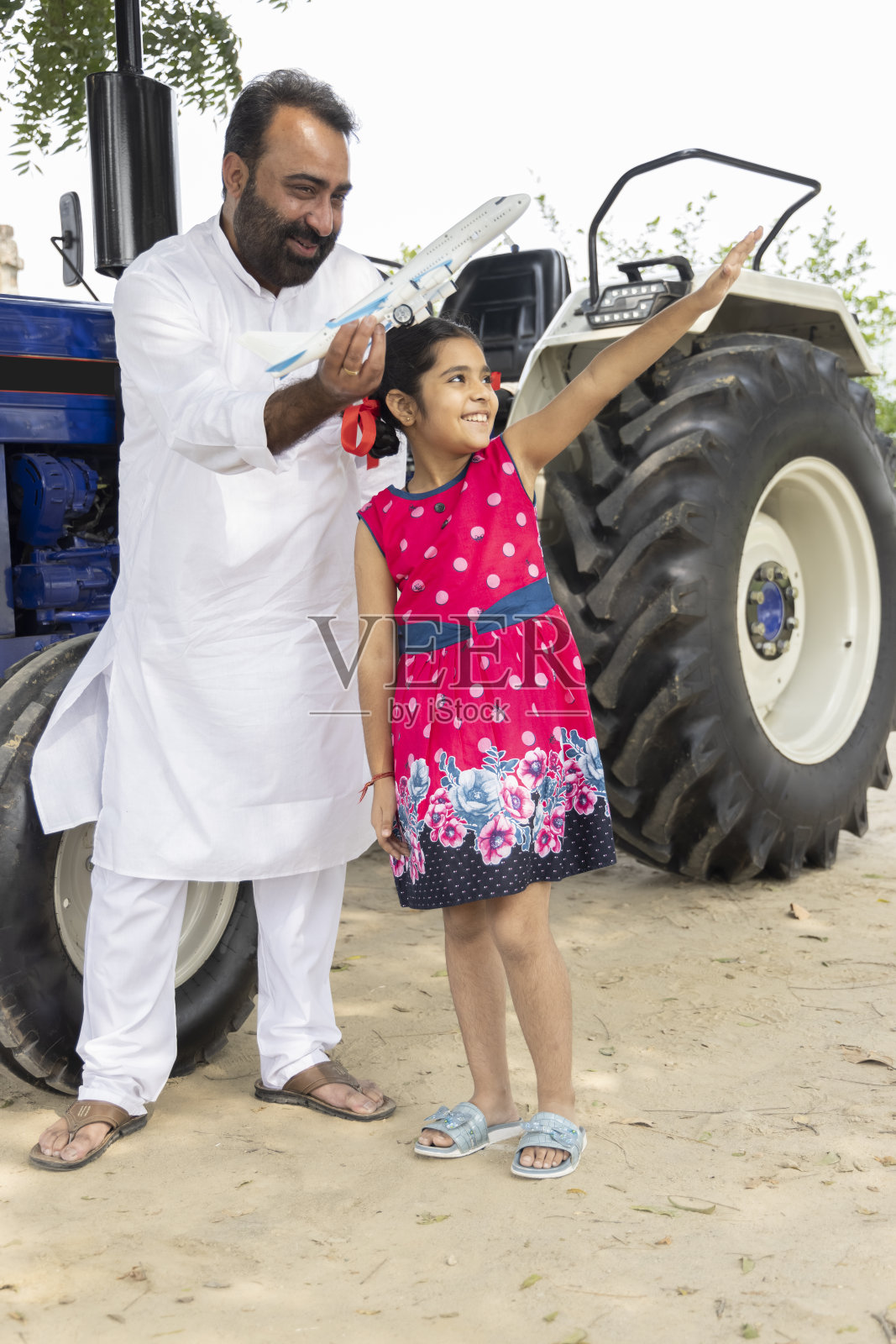 幸福的印度家庭的父亲和女儿描绘一个农村印度概念。照片摄影图片