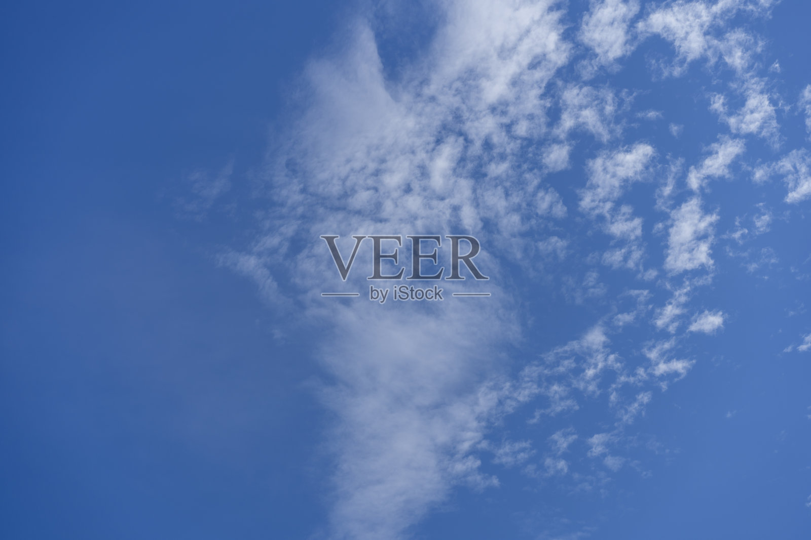 蓝天有云作背景。照片摄影图片