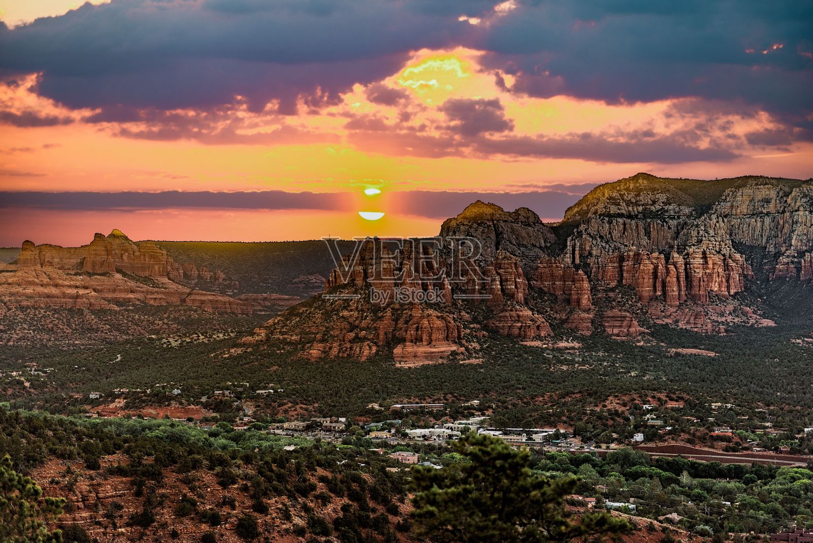空中拍摄的塞多纳峡谷和日落时粉红色天空下的一个地方照片摄影图片