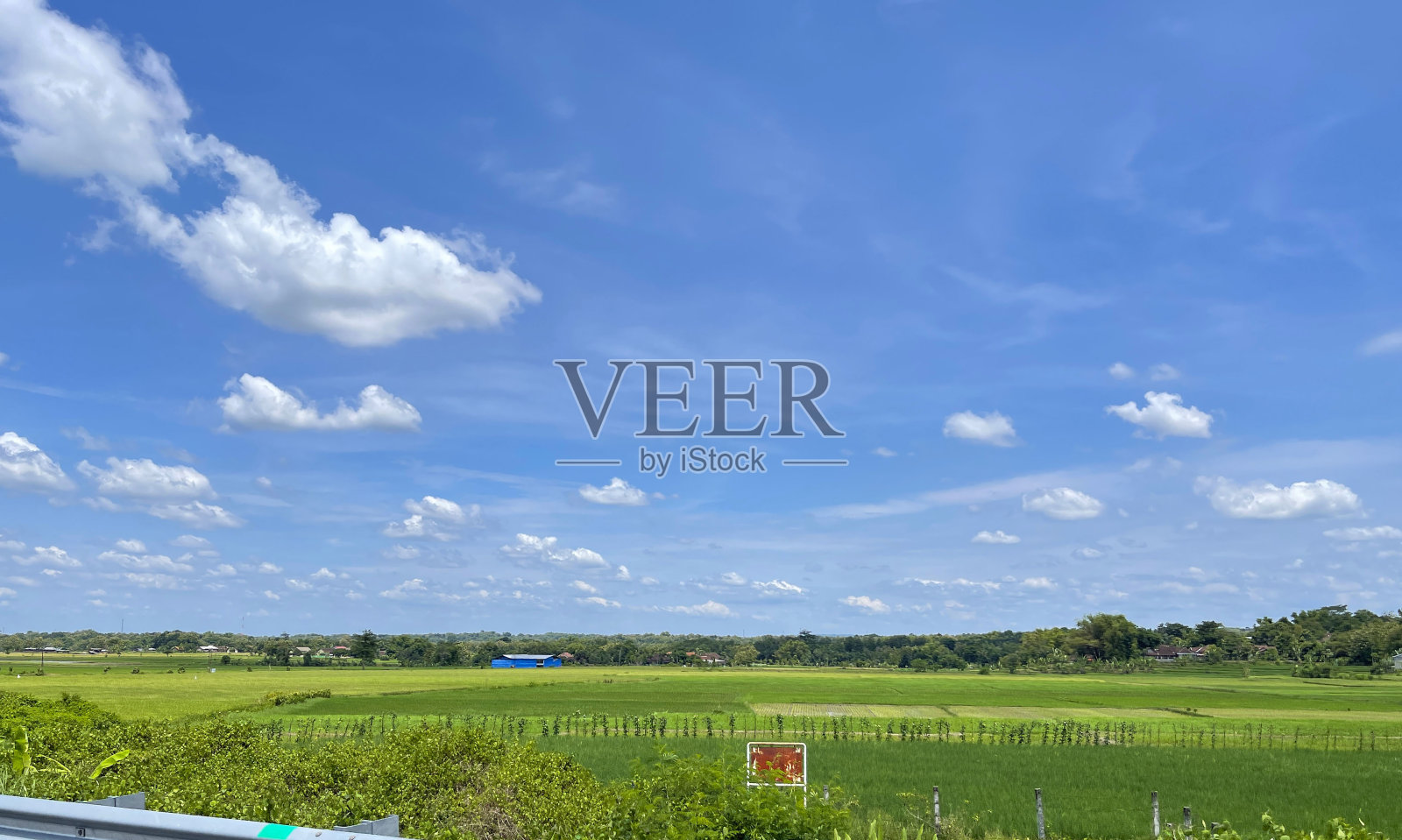 风景优美,蓝天白云绿意盎然照片摄影图片