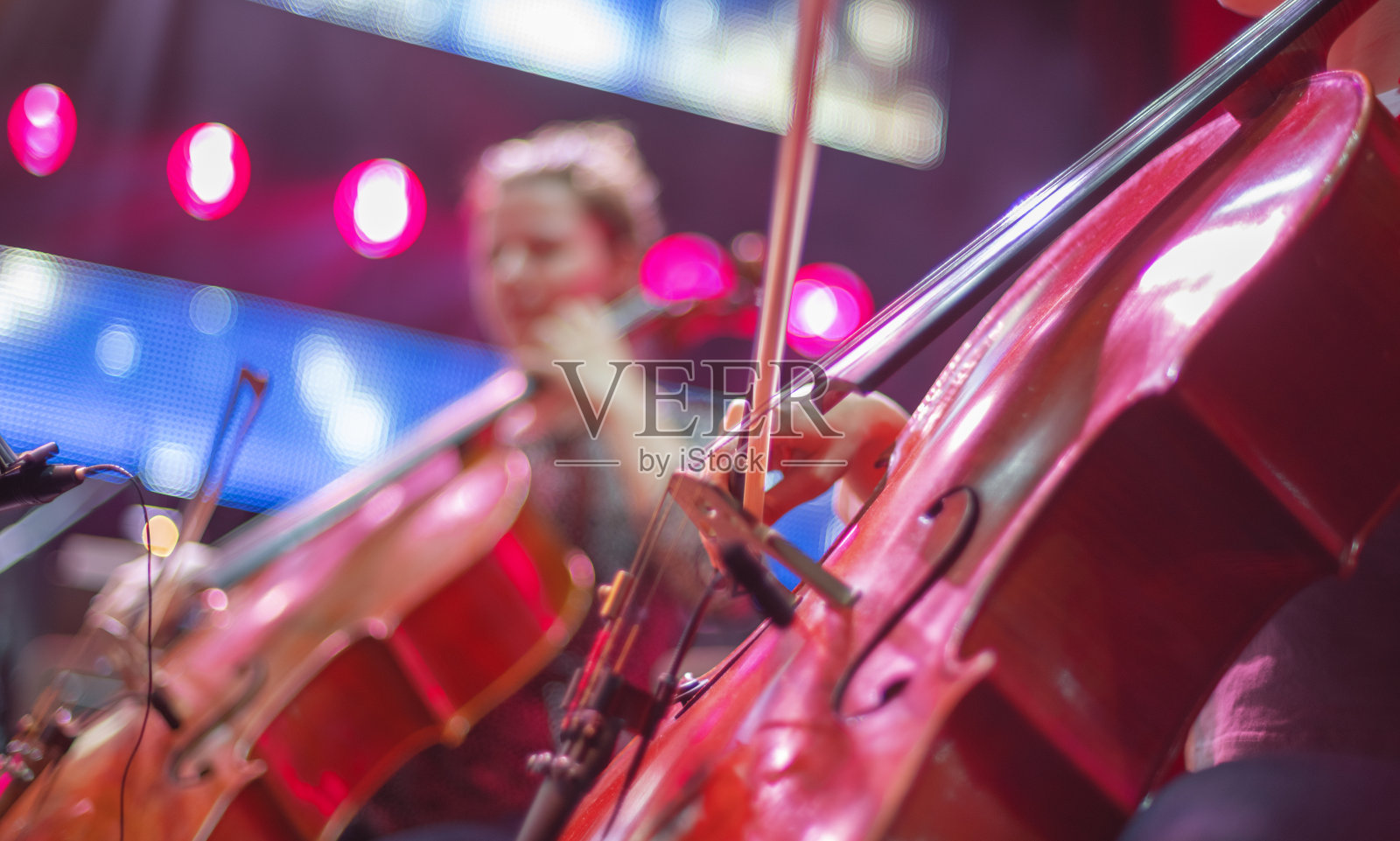 女孩在舞台上演奏大提琴照片摄影图片