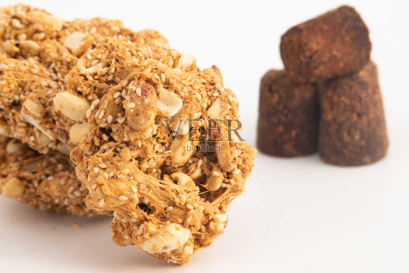 Makar Sankranti或Lohri Mithai Til Gud花生Gajak也被称为Kozinaki, Gur Tilsakri皇家Gajjak, Gazak或Gachak由Tilgul芝麻制成,直到在Desi Ghee, Mungfali和Jaggery Gur中烘烤照片摄影图片