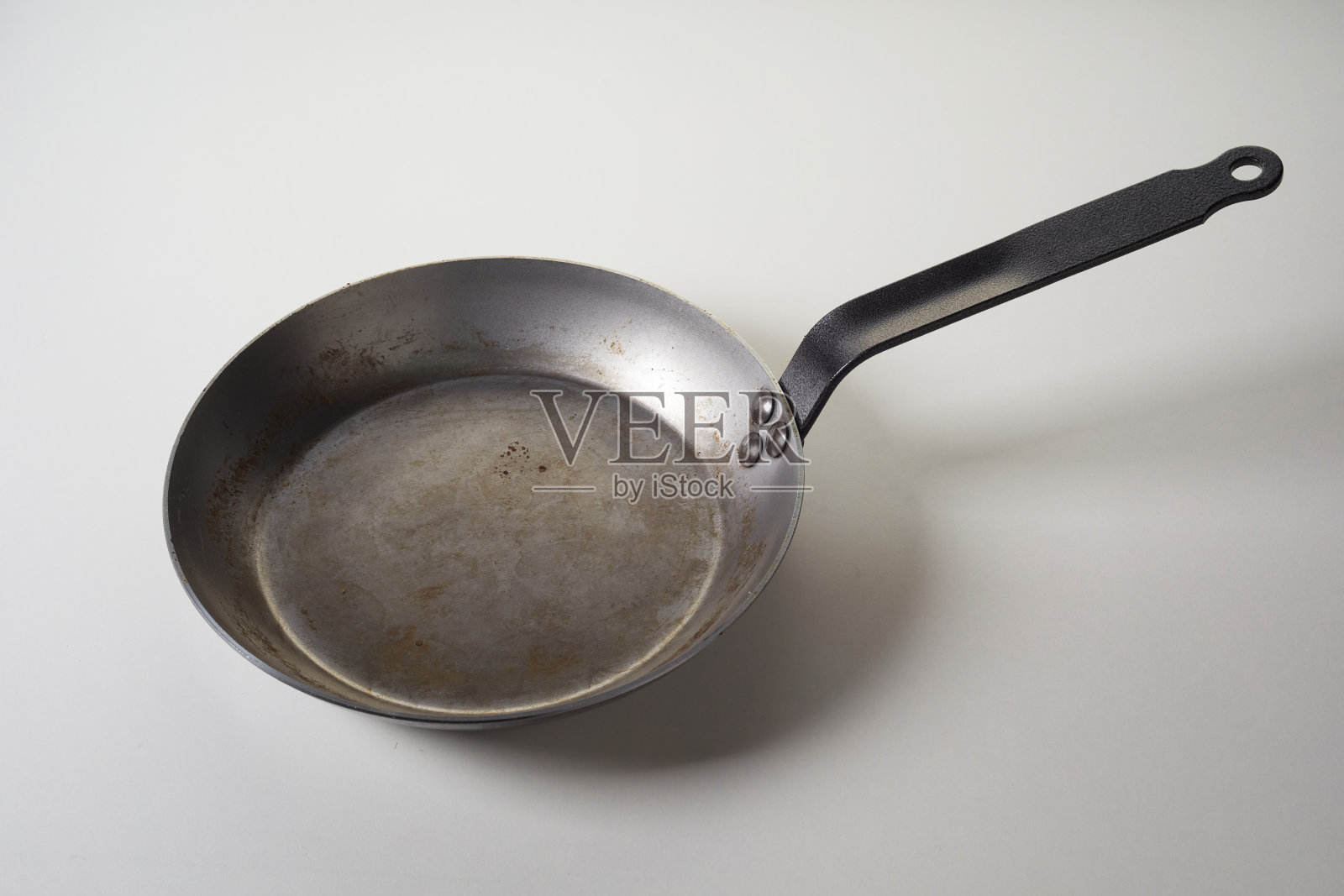 空出白色背景上有把手的老式铝煎锅照片摄影图片
