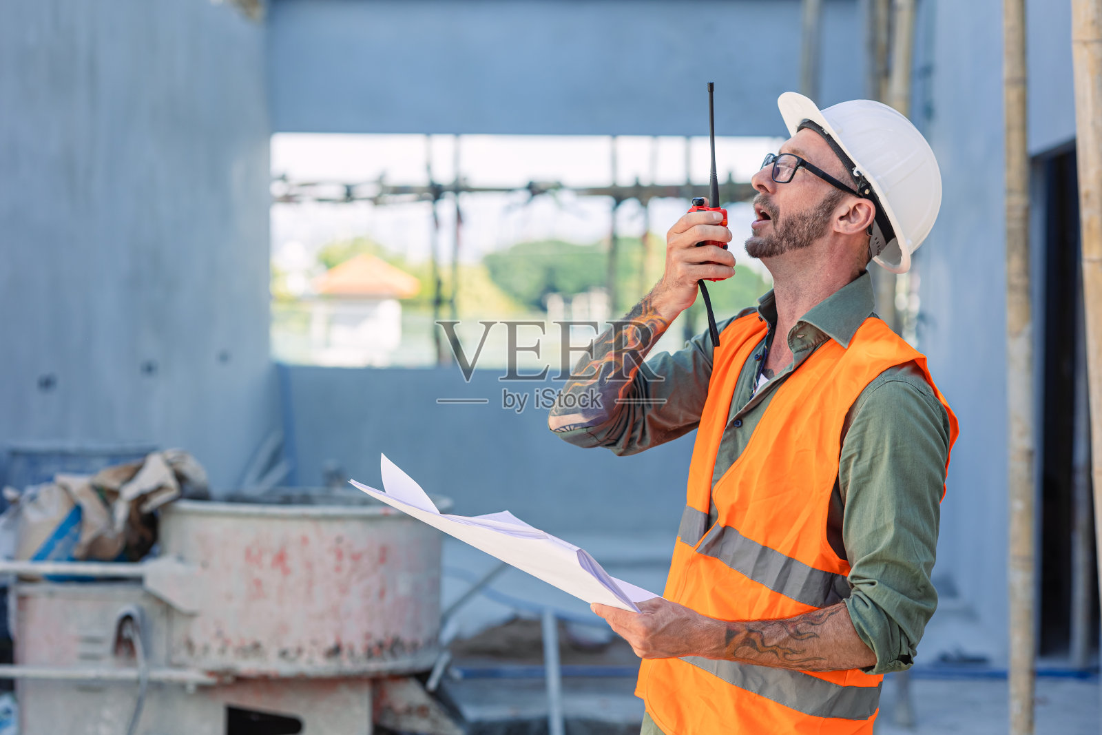 工程师、建筑工头在工地用无线电呼叫。架构师工作者项目设计师领导者概念。照片摄影图片