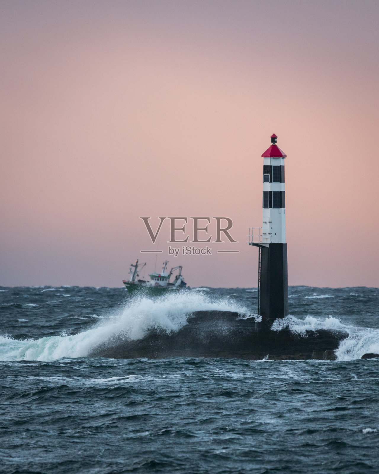 垂直拍摄挪威大西洋上的克拉卡灯塔和巨浪照片摄影图片