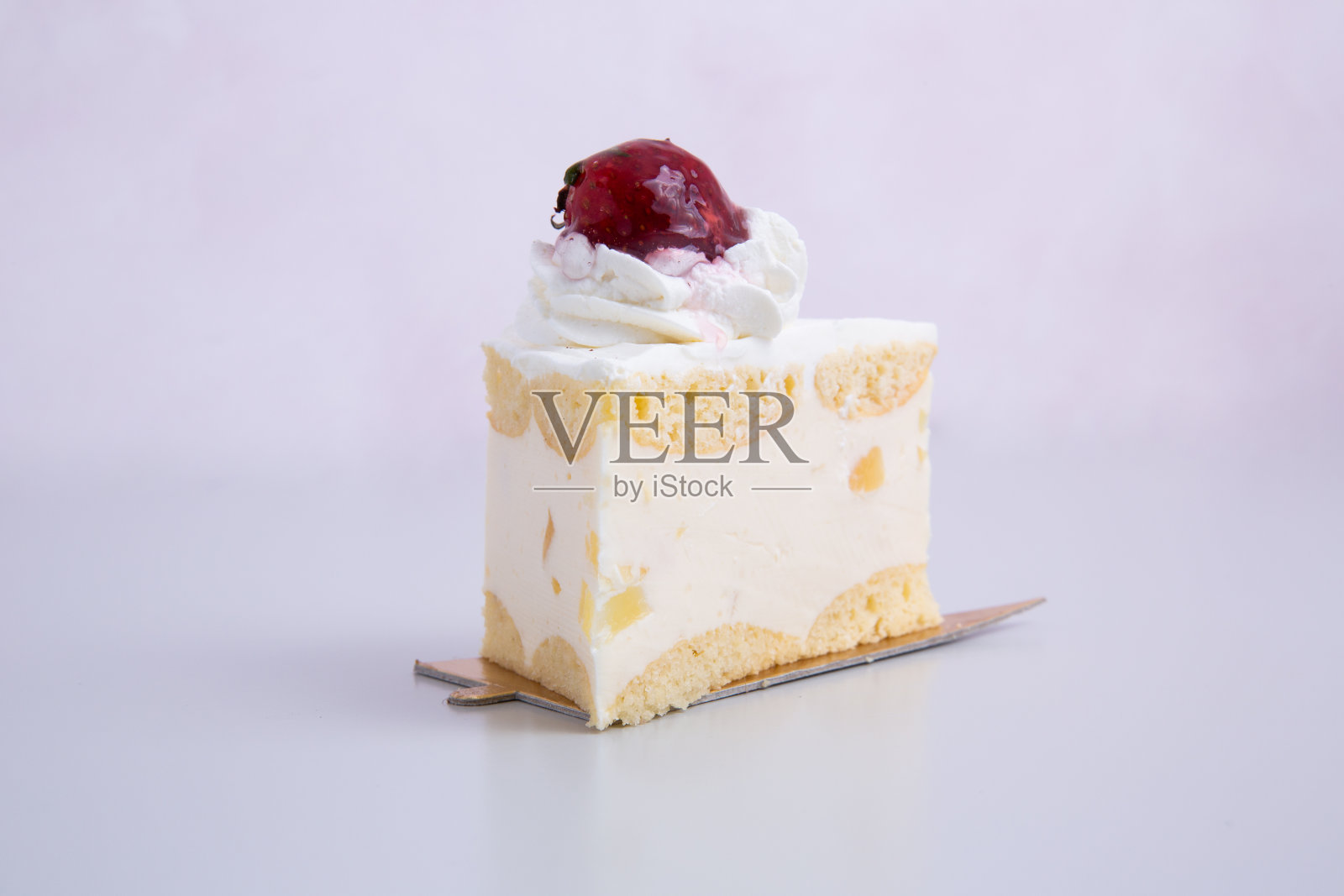 白色背景上美味的香草蛋糕特写镜头照片摄影图片