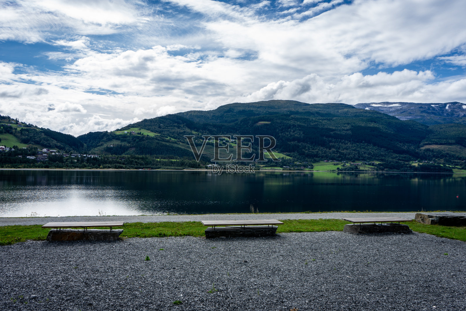 背景是美丽的湖泊和山脉照片摄影图片