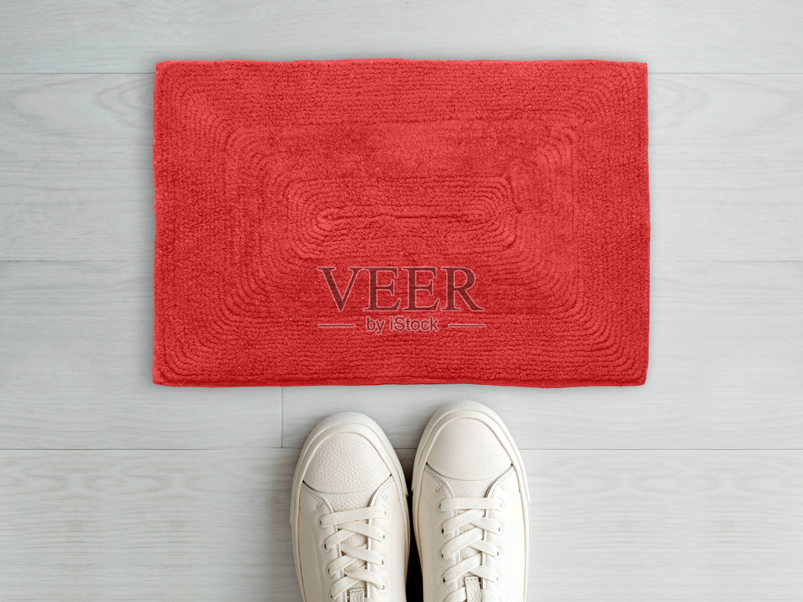 设计师欢迎进入门垫放置在白色地板和白色鞋子照片摄影图片