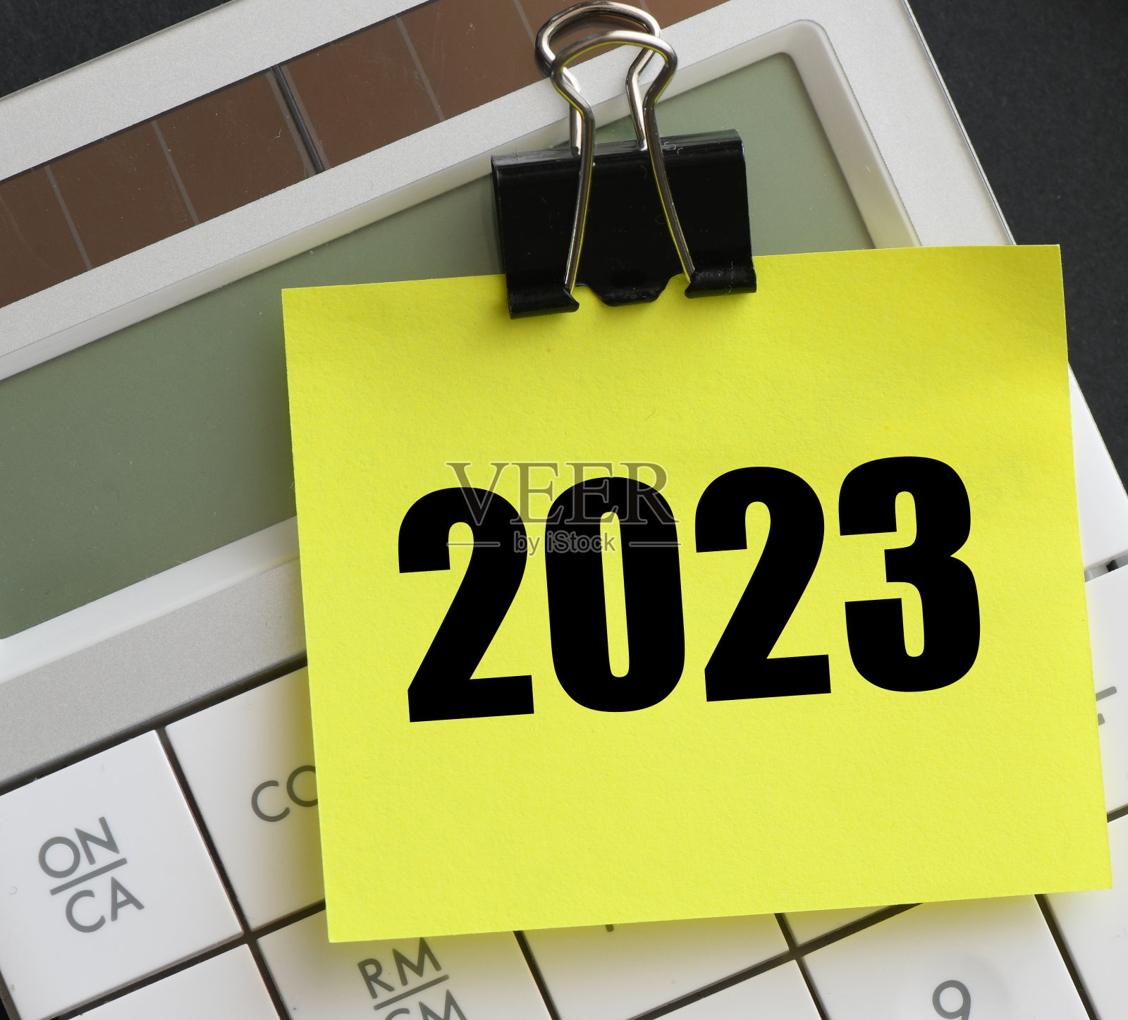 2023写在黄牌和计算器上。照片摄影图片